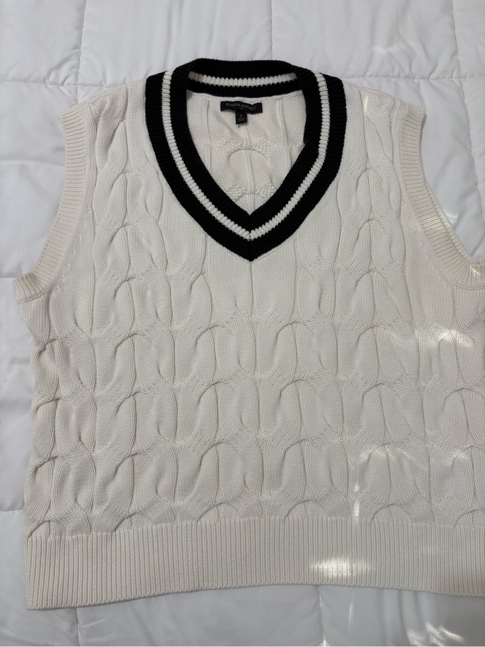Cable Knit V-Neck Sleeveless Sweater Vest in Cream w Black Banana Republic